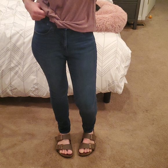 Universal Threads High Waisted Jeans - Size 4 - Picture 4 of 4